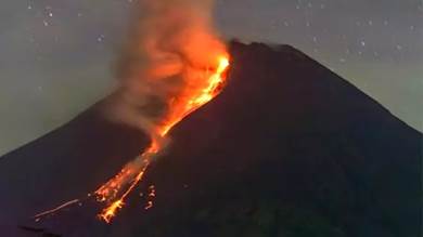  بركان ميرابي الإندونيسي يطلق حممًا منصهرة